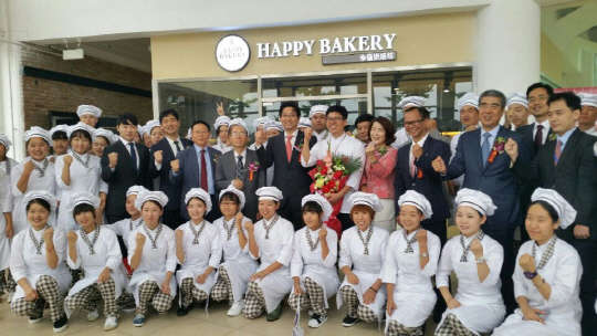 CJ푸드빌은 지난 22일 정문목 CJ푸드빌 대표이사(뒷줄 왼쪽 다섯 번 째), 이철희 CJ중국본사 운영총괄(오른쪽 세 번 째), 박은하 주중국대사관 공사(오른쪽 다섯 번 째), 린이밍 길리대학 총장(오른쪽 네 번 째) 등이 참석한 가운데 중국 길리대학 내 CJ제과제빵학과와 행복베이커리를 동시 오픈했다.  CJ푸드빌 제공